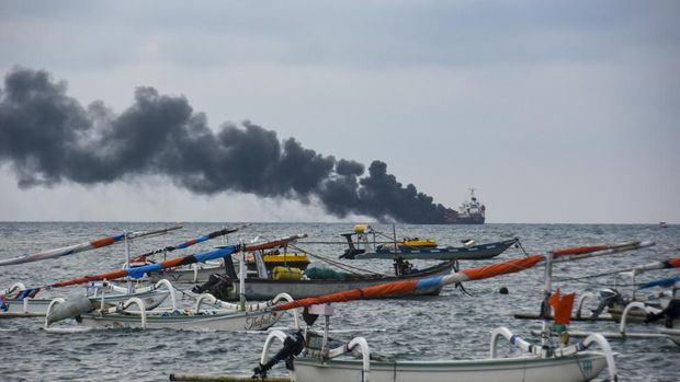 Kapal tanker MT Christian terbakar di perairan Pantai Ampenan, Mataram, NTB, Minggu (26/3/2023). Kapal tanker yang mengangkut BBM tersebut terbakar di tengah laut tidak jauh dari Terminal BBM Ampenan sekitar pukul 15.00 Wita dan mengakibatkan tiga anak buah kapal meninggal dunia dan sisanya  berhasil di evakuasi.ANTARA FOTO/Ahmad Subaidi/nz