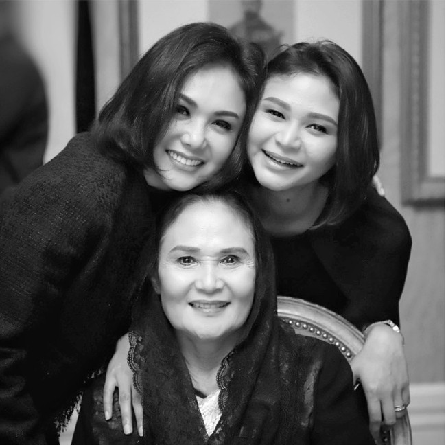 Kartika Sary merupakan anak dari pernikahan kedua ibu Yuni Shara dan KD. Ibu Yuni & KD sendiri berpisah dari suami pertamanya ketika anak-anaknya itu masih kecil. Foto: Instagram/@kartikasary