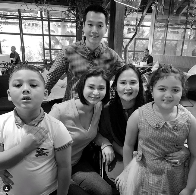 Walaupun memiliki ayah yang berbeda namun hubungan antara Yuni Shara, KD dan Kartika terlihat cukup dekat. Melalui akun media sosial ketiganya sendiri kerap membagikan kebersamaan mereka. Foto: Instagram/@kartikasary