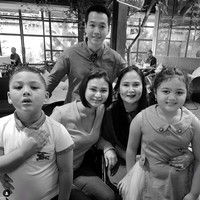 Walaupun memiliki ayah yang berbeda namun hubungan antara Yuni Shara, KD dan Kartika terlihat cukup dekat. Melalui akun media sosial ketiganya sendiri kerap membagikan kebersamaan mereka. Foto: Instagram/@kartikasary