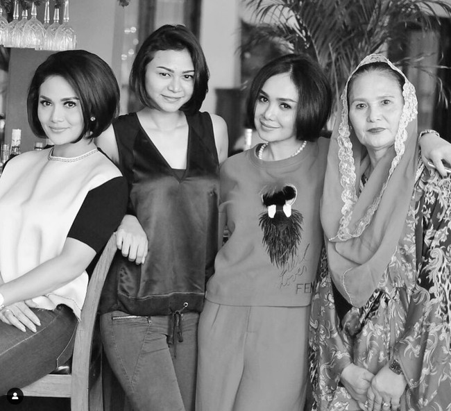 Penampilan adik KD dan Yuni Shara itu juga berhasil mencuri perhatian karena disebut-sebut memiliki kemiripan dengan penyanyi Rossa. Jika diperhatikan, bentuk wajah Kartika memang tampak begitu mirip dengan Rossa ya? Foto: Instagram/@kartikasary