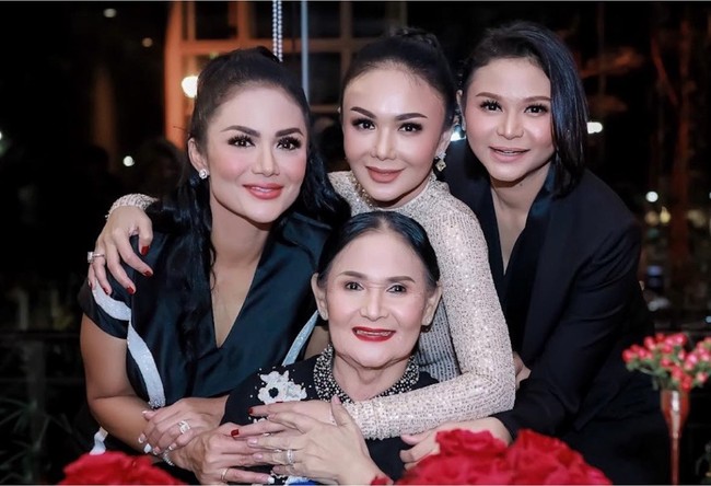 Potret terbaru Kartika saat menghadiri perayaan ulang tahun ke-50 Yuni Shara. Ia tampak berpose bersama kedua kakak dan juga ibunya. Foto: Instagram/@kartikasary