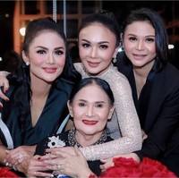 Potret terbaru Kartika saat menghadiri perayaan ulang tahun ke-50 Yuni Shara. Ia tampak berpose bersama kedua kakak dan juga ibunya. Foto: Instagram/@kartikasary