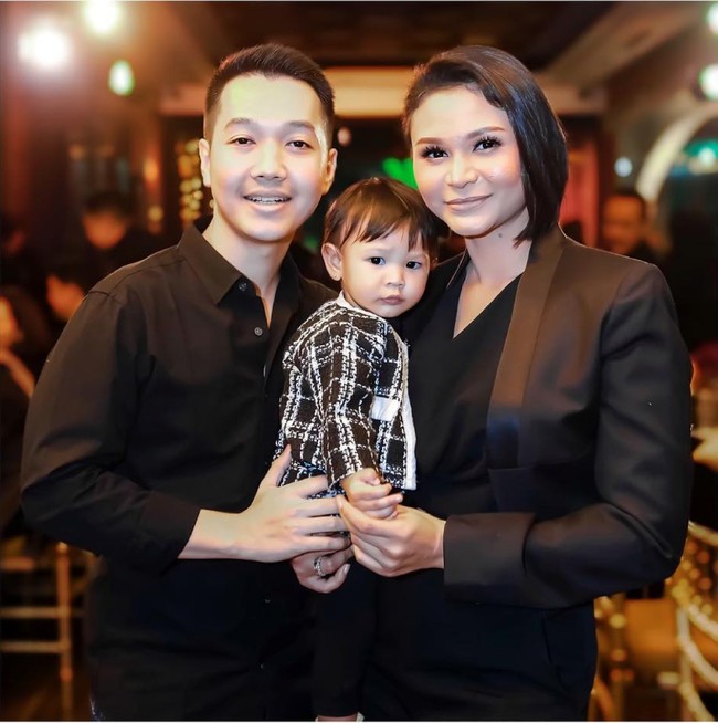 Dalam unggahan-unggahan di Instagramnya diketahui jika Kartika sudah menikah dan memiliki seorang anak yang masih kecil. Foto: Instagram/@kartikasary