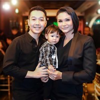 Dalam unggahan-unggahan di Instagramnya diketahui jika Kartika sudah menikah dan memiliki seorang anak yang masih kecil. Foto: Instagram/@kartikasary
