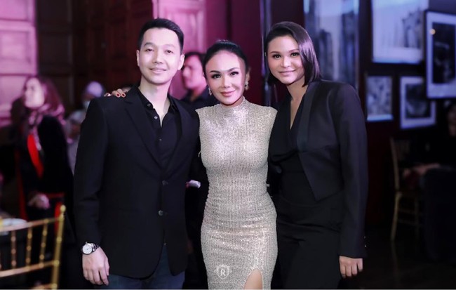 Ditambah dengan riasan wajah yang sesuai, penampilan Kartika jadi semakin terlihat mirip dengan penyanyi Rossa. Bagaimana menurutmu? Foto: Instagram/@kartikasary