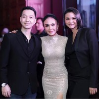 Ditambah dengan riasan wajah yang sesuai, penampilan Kartika jadi semakin terlihat mirip dengan penyanyi Rossa. Bagaimana menurutmu? Foto: Instagram/@kartikasary