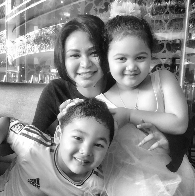 Terlihat Kartika juga dekat dengan anak-anak KD, Kellen dan Amora Lemos. Begini potret ketiganya saat berpose bersama. Foto: Instagram/@kartikasary