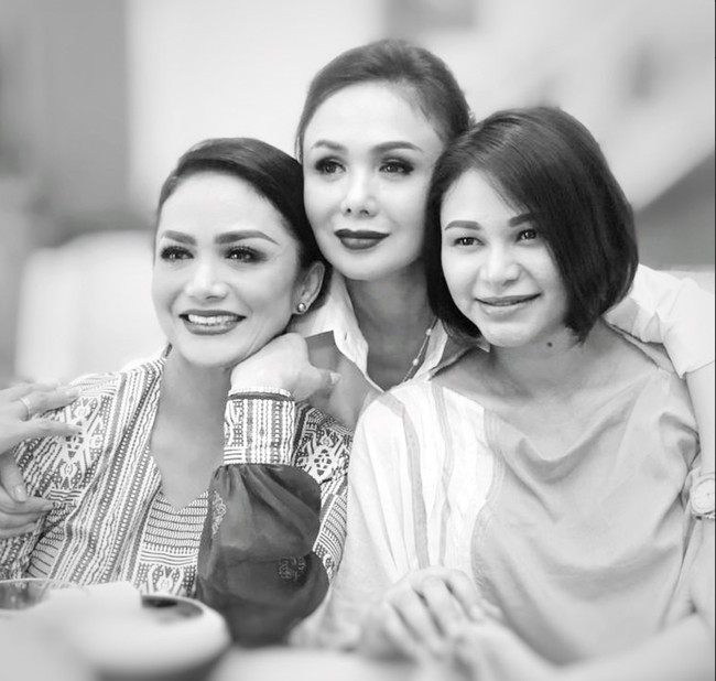 Meski terlahir dari ayah yang berbeda, adik Yuni Shara dan Krisdayanti ini memiliki paras yang tak kalah cantik. Tak eksis di dunia entertain seperti kedua kakaknya membuat Kartika Sary jadi jarang tersorot kamera. Foto: Instagram/@kartikasary