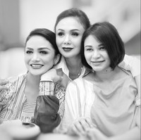 Meski terlahir dari ayah yang berbeda, adik Yuni Shara dan Krisdayanti ini memiliki paras yang tak kalah cantik. Tak eksis di dunia entertain seperti kedua kakaknya membuat Kartika Sary jadi jarang tersorot kamera. Foto: Instagram/@kartikasary