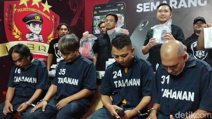 Kawanan pencuri dan penadah iPhone saat dirilis di Mapolrestabes Semarang, Selasa (28/3/2023).