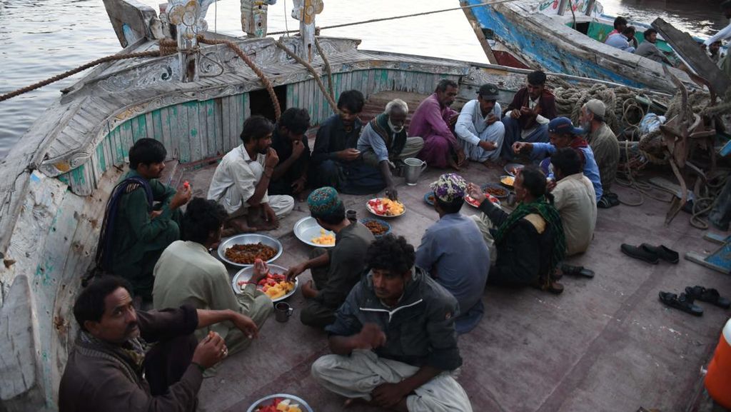 Kebersamaan Nelayan Pakistan Saat Buka Puasa di Atas Kapal