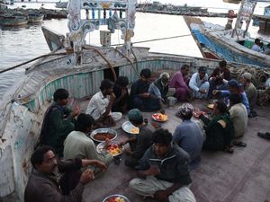 Kebersamaan Nelayan Pakistan Saat Buka Puasa di Atas Kapal