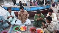 Bulan suci Ramadan dimanfaatkan para nelayan untuk saling berbagi.  