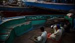 Kebersamaan Nelayan Pakistan Saat Buka Puasa di Atas Kapal