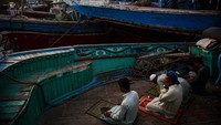 Setelah buka puasa bersama, para nelayan juga salat berjamaah di atas kapal.