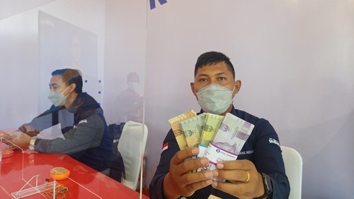 Salah satu karyawan dalam kegiatan Layanan Kas Keliling tengah menunjukkan uang pecahan yang kini banyak dicari masyarakat pada beberapa waktu lalu di Kota Denpasar, Bali.