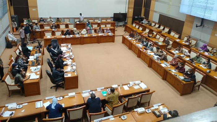Komisi VIII DPR rapat kerja bareng Risma