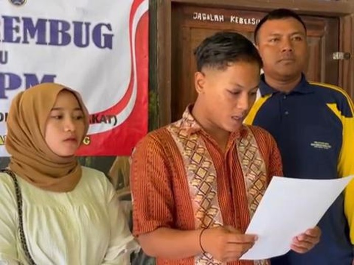 Korban dan pelaku (tengah) pencurian foto untuk penipuan di MiChat di Tuban saat mediasi
