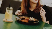 Pasang pose makan steak, dirinya menyantap steak ini dengan posenya yang penuh semangat. Foto: detikFood