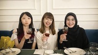 Cobain kuliner seru dan mewah, dirinya mencicipi berbagai jenis makanan bersama teman-temannya. Dari hidangan pembuka sampai penutup. Foto: detikFood