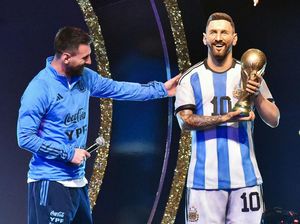 Dibuatkan Patung, Messi Sejajar Pele dan Maradona