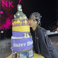 Momen ulang tahun Lisa BLACKPINK pun dibagikan lewat akun Instagram-nya. Aura bahagia terpancar dari wajahnya saat berpose di samping kue ulang tahun pemberian penggemar. Foto: dok. Instagram @lalalalisa_m