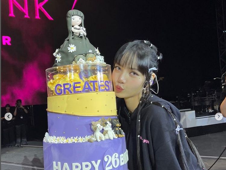 7 Foto Lisa BLACKPINK Rayakan Ultah di Filipina, Dapat Kejutan dari Fans