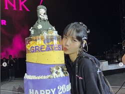 7 Foto Lisa BLACKPINK Rayakan Ultah di Filipina, Dapat Kejutan dari Fans