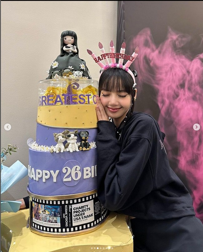 Such crazy energy here in Manila! So happy I got to celebrate my pre-birthday together with my BLINKS tulis Lisa BLACKPINK sebagai caption.  Foto: dok. Instagram @lalalalisa_m