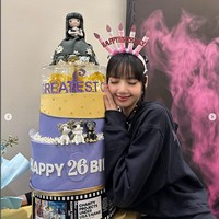 Such crazy energy here in Manila! So happy I got to celebrate my pre-birthday together with my BLINKS tulis Lisa BLACKPINK sebagai caption.  Foto: dok. Instagram @lalalalisa_m