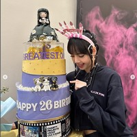 Tak hanya kue ulang tahun, penggemar Filipina sebelumnya menyiapkan kejutan spesial untuk Lisa BLACKPINK dengan menyewa sebuah pesawat untuk menyambut kedatangannya. Foto: dok. Instagram @lalalalisa_m