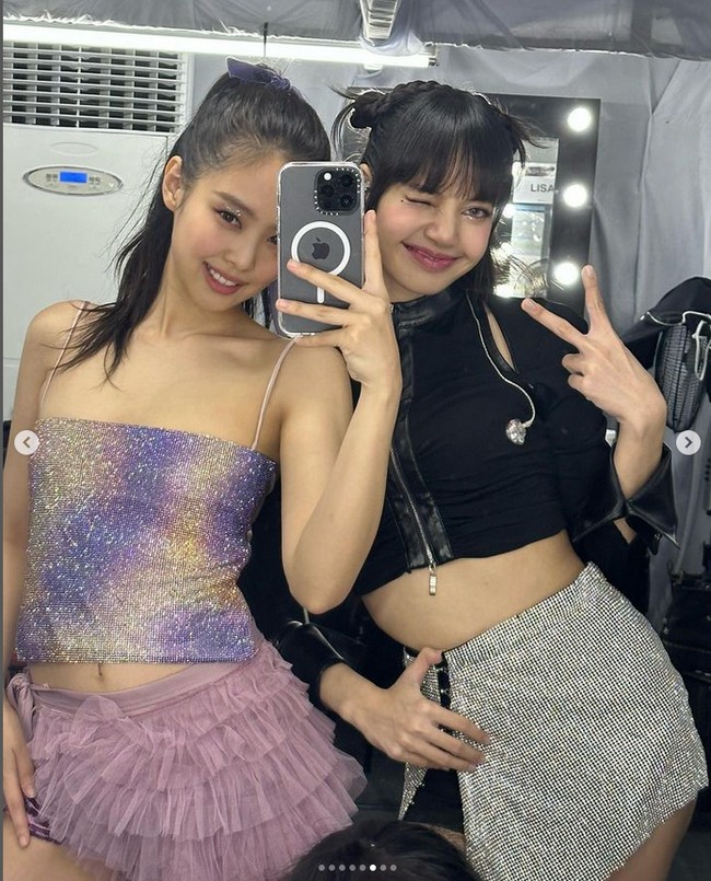 Dalam foto-foto yang diunggahnya di Instagram, Lisa BLACKPINK juga membagikan foto persiapannya selama konser di Filipina. Foto: dok. Instagram @lalalalisa_m