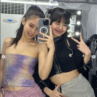 Dalam foto-foto yang diunggahnya di Instagram, Lisa BLACKPINK juga membagikan foto persiapannya selama konser di Filipina. Foto: dok. Instagram @lalalalisa_m