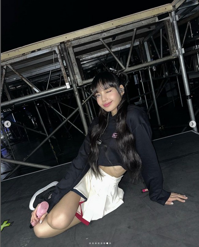 PH WELCOMES THE GREAT LALISA, demikian bunyi tulisan pada banner yang disematkan pada pesawat yang terbang mengelilingi kota Manila. Foto: dok. Instagram @lalalalisa_m