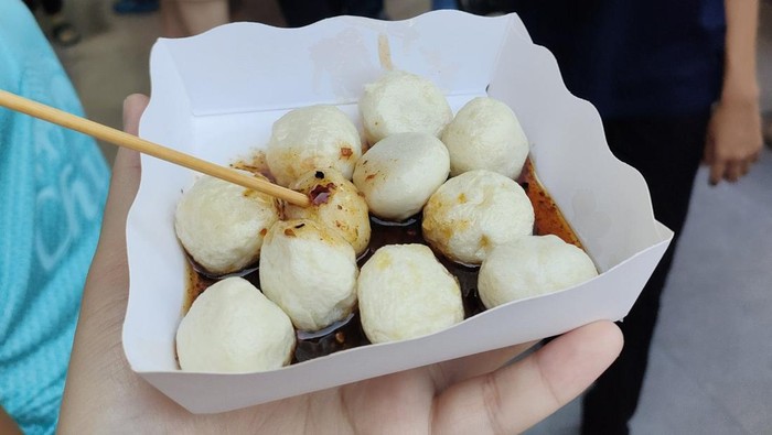 Lisa BLACKPINK Ulang Tahun, 500 Kg Bakso Gratis Dibagikan di Buriram