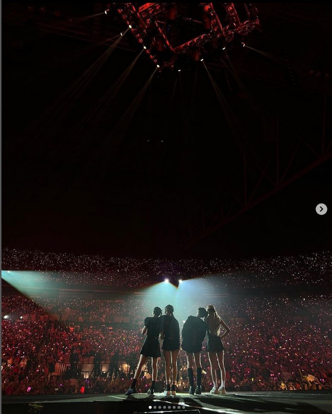 Pada Minggu (26/3/2023), penggemar yang memadati Philippine Arena kompak menyanyikan selamat ulang tahun untuk Lisa. Foto: dok. Instagram @lalalalisa_m