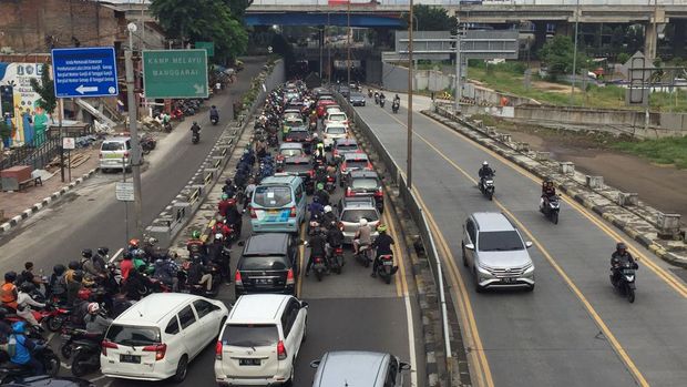 Macet depan Mall Bassura