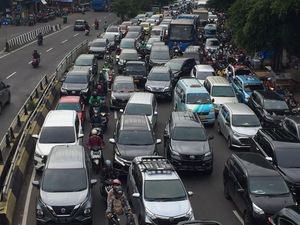Lalu Lintas di Depan Mal Bassura Arah Kampung Melayu Jaktim Macet Pagi Ini
