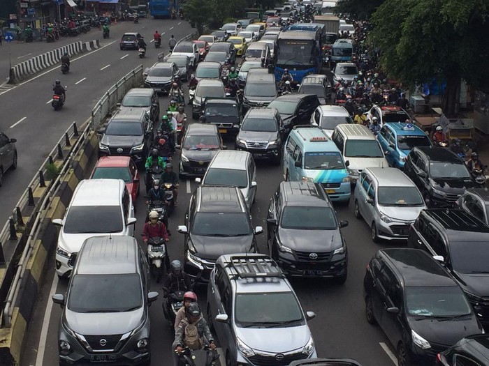 Macet depan Mall Bassura