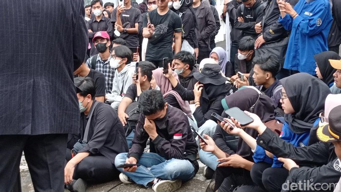 Mahasiswa STMIK Tasikmalaya menangis akibat penutupan kampus tersebut.