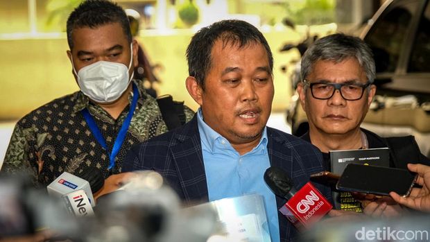 Masyarakat Anti Korupsi Indonesia (MAKI) melaporkan Menko Polhukam Mahfud Md sampai Menkeu Sri Mulyani atas dugaan membuka rahasia transaksi janggal Rp 349 triliun. Laporan disampaikan ke Bareskrim Polri.