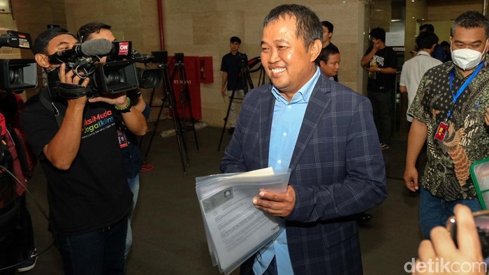 Masyarakat Anti Korupsi Indonesia (MAKI) melaporkan Menko Polhukam Mahfud Md sampai Menkeu Sri Mulyani atas dugaan membuka rahasia transaksi janggal Rp 349 triliun. Laporan disampaikan ke Bareskrim Polri.