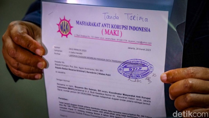 Masyarakat Anti Korupsi Indonesia (MAKI) melaporkan Menko Polhukam Mahfud Md sampai Menkeu Sri Mulyani atas dugaan membuka rahasia transaksi janggal Rp 349 triliun. Laporan disampaikan ke Bareskrim Polri.
