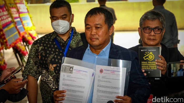 Masyarakat Anti Korupsi Indonesia (MAKI) melaporkan Menko Polhukam Mahfud Md sampai Menkeu Sri Mulyani atas dugaan membuka rahasia transaksi janggal Rp 349 triliun. Laporan disampaikan ke Bareskrim Polri.