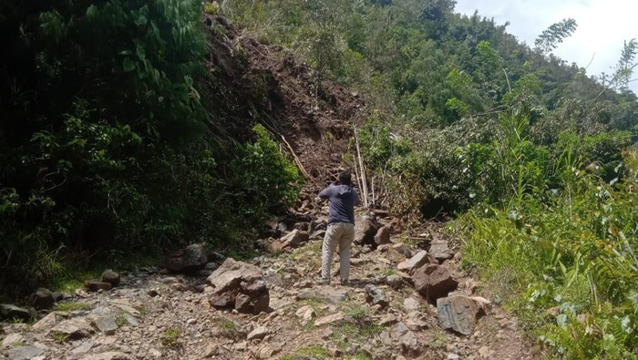 Jalan penghubung tiga desa di wilayah Kalumpang, Kabupaten Mamuju, Sulawesi Barat (Sulbar) diterjang longsor usai diguyur hujan dengan intensitas tinggi.
