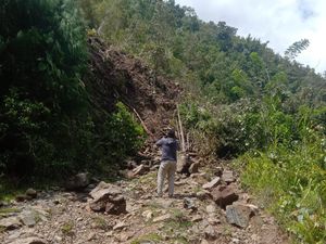 Jalan Penghubung 3 Desa di Mamuju Diterjang Longsor, Warga Minta Ekskavator