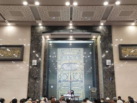 Masjid Namira merupakan salah satu tempat ibadah sekaligus destinasi wisata religi di Lamongan. Apakah detikers pernah mengunjungi masjid ini?.