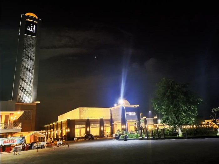 Masjid Namira merupakan salah satu tempat ibadah sekaligus destinasi wisata religi di Lamongan. Apakah detikers pernah mengunjungi masjid ini?.