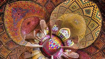 Warna-warna menakjubkan menerangi Masjid Nasir Al-Mulk. Foto: Mohammad Reza Domri Ganji/1001 Inventions